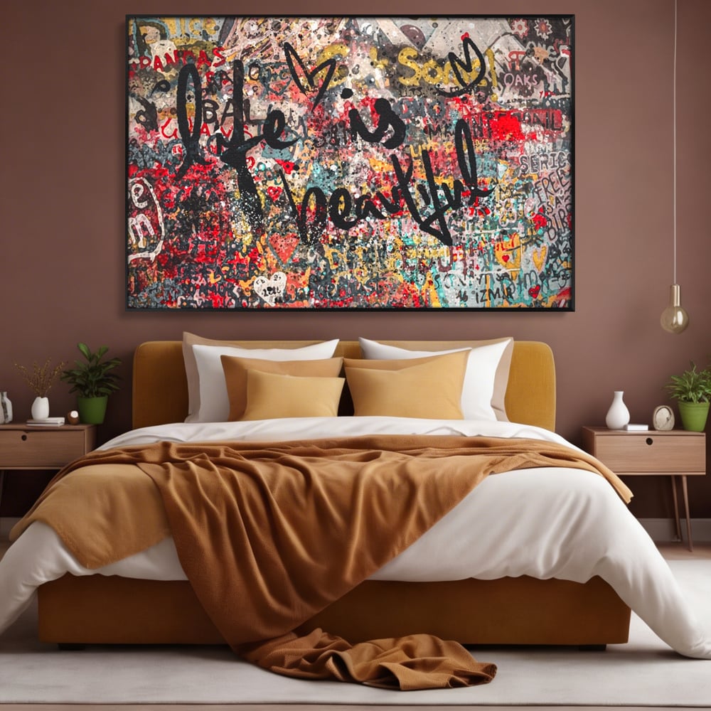 Tablou canvas cu tablou canvas cu mesaj motivational, in rama de aluminiu negru, pe perete intr-un dormitor